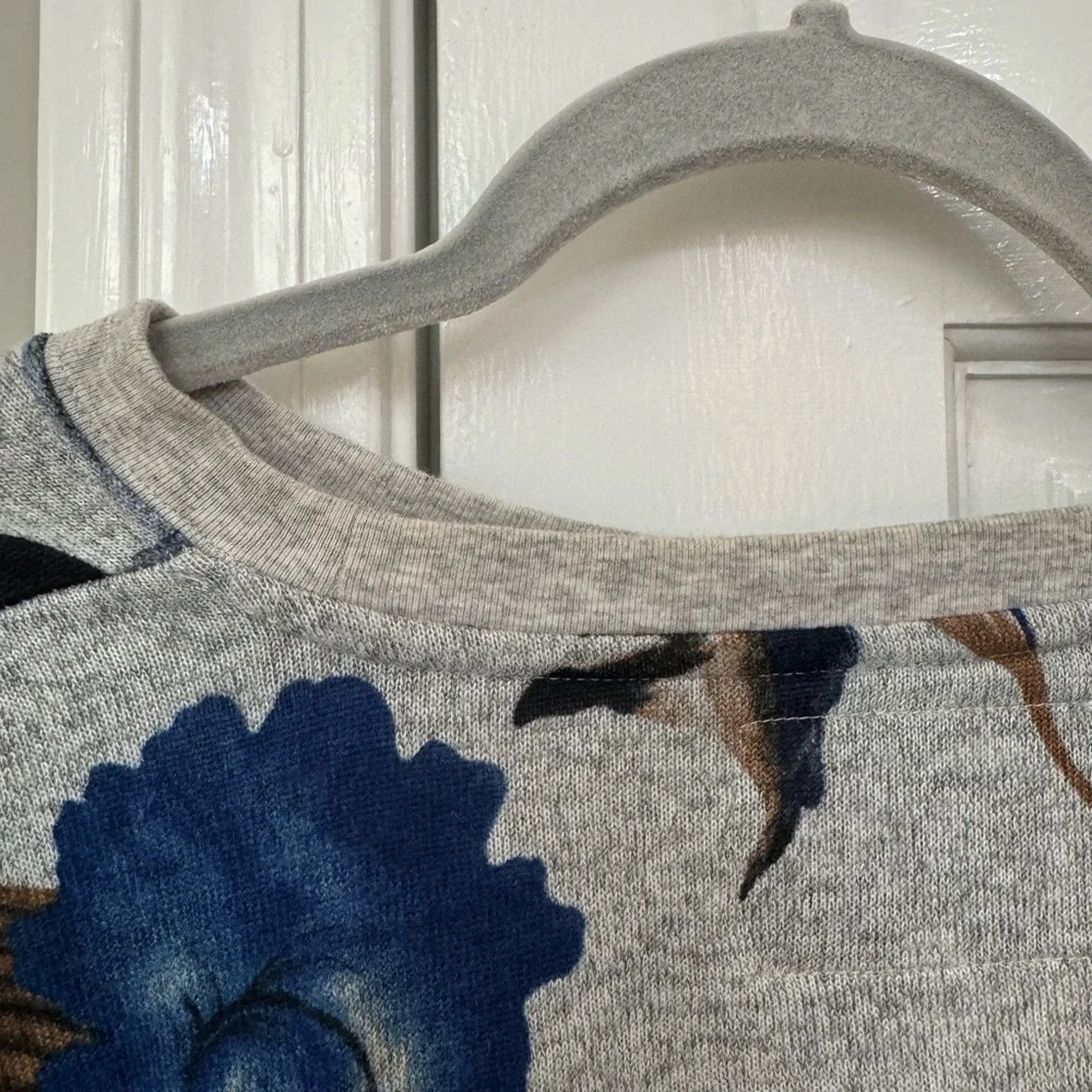 Zyia gray floral cropped sweatshirt. Good used condition.  Size medium - Picture 3 of 7